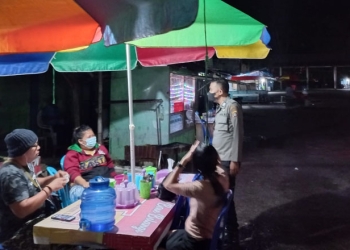 Petugas Polsek Kota Utara melakukan patroli dan memberikan edukasi penerapan prokes kepada warga yang beraktivitas di luar rumah, Selasa (9/11/2021) malam. (istimewa)