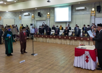pembacaan sumpah jabatan oleh ketua DPRD Kota Gorontalo, Hardi Sidiki, diikuti Onis Jafar Akuko sebagai PAW DPRD Kota Gorontalo, di aula satu DPRD kota, Senin (22/11/2021) foto : Istimewa