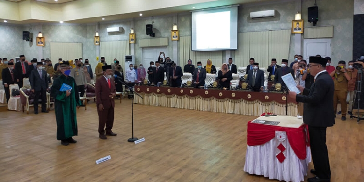 pembacaan sumpah jabatan oleh ketua DPRD Kota Gorontalo, Hardi Sidiki, diikuti Onis Jafar Akuko sebagai PAW DPRD Kota Gorontalo, di aula satu DPRD kota, Senin (22/11/2021) foto : Istimewa