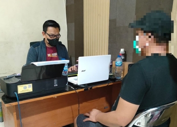 Satreskrim Polres Gorontalo Kota, sedang malakukan pemeriksaan terhadap terduga pelaku penipuan dan penggelapan uang kontrakan AAD, foto : istimewa.