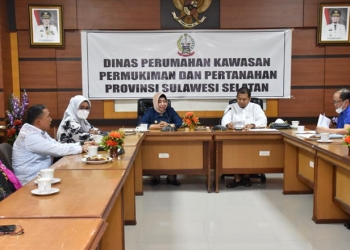Wakil Bupati Pohuwato, Suharsi Igirisa didampingi oleh oleh Kepala Dinas (Kadis) Perumahan dan Kawasan Permukiman Kabupaten Pohuwato, Anwar Sadat, saat melakukan kunjungan ke Dinas Permkimtan Provinsi Sulawesi Selatan,