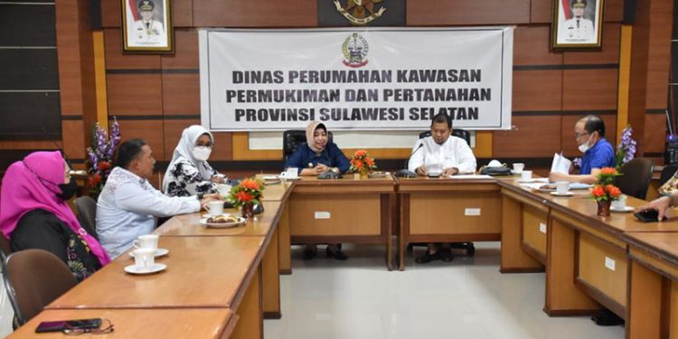 Wakil Bupati Pohuwato, Suharsi Igirisa didampingi oleh oleh Kepala Dinas (Kadis) Perumahan dan Kawasan Permukiman Kabupaten Pohuwato, Anwar Sadat, saat melakukan kunjungan ke Dinas Permkimtan Provinsi Sulawesi Selatan,