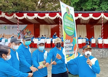 Perayaan HKN ke 57 tahun, pelepasan balon udara, oleh walikota Gorontalo, Marten Taha (kanan), di Lapangan Taruna Remaja Kota Gorontalo, Selasa (16/11/2021). (Foto : Sari/gopos)