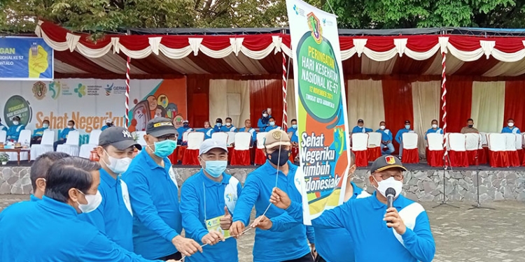 Perayaan HKN ke 57 tahun, pelepasan balon udara, oleh walikota Gorontalo, Marten Taha (kanan), di Lapangan Taruna Remaja Kota Gorontalo, Selasa (16/11/2021). (Foto : Sari/gopos)