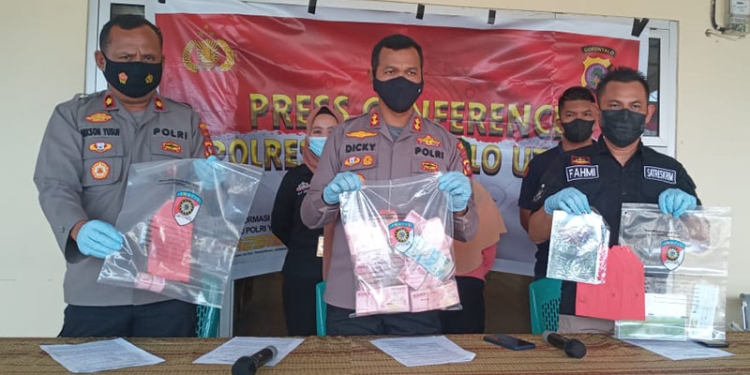 Kapolres Gorut, AKBP Dicky Irawan Kesuma, menunjukan barang bukti dugaan penggelapan yang diamankan Polres Gorut dari tangan WAP.
