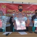 Kapolres Gorut, AKBP Dicky Irawan Kesuma, menunjukan barang bukti dugaan penggelapan yang diamankan Polres Gorut dari tangan WAP.
