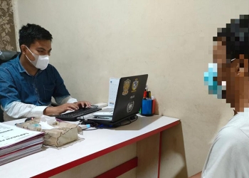 Satreskrim polres Gorontalo kota, sedang melakukan pemeriksaan terhadap terduga pelaku pencurian perhiasan JDH (26). Foto : istimewa