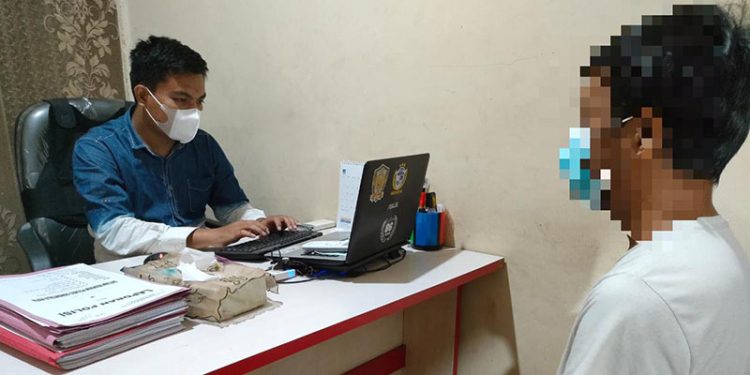 Satreskrim polres Gorontalo kota, sedang melakukan pemeriksaan terhadap terduga pelaku pencurian perhiasan JDH (26). Foto : istimewa
