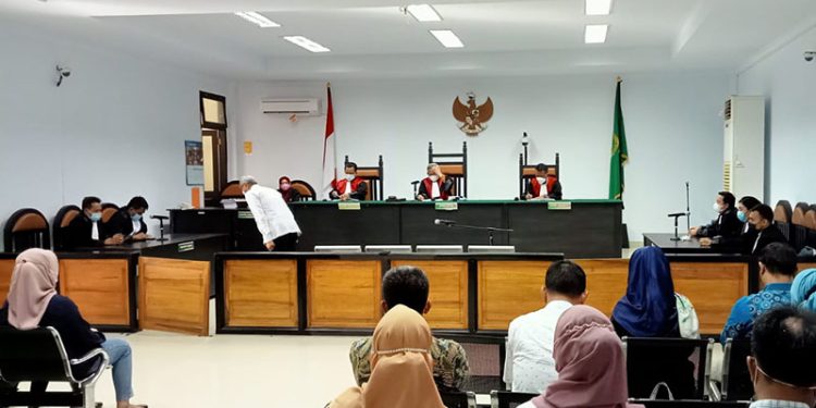 Gabriel Triwibawa, memasuki ruang sidang terkait Kasus pembebasan lahan proyek jalan Gorontalo Outer Ring Road (GORR) atau jalan lingkar luar Gorontalo, Kamis (4/11/2021). Foto : Sari/gopos