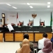 Gabriel Triwibawa, memasuki ruang sidang terkait Kasus pembebasan lahan proyek jalan Gorontalo Outer Ring Road (GORR) atau jalan lingkar luar Gorontalo, Kamis (4/11/2021). Foto : Sari/gopos