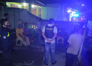 Personil Polsek Kota Timur, tengah mengamankan sekelompok pemuda yang kedapatan sedang berpesta miras di Kelurahan Heledulaa, Kecamatan Kota Timur, Kota Gorontalo, Senin (22/11/2021). Foto : istimewa