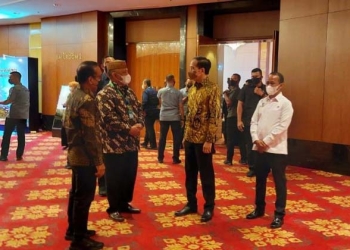 Gubernur Gorontalo Rusli Habibie saat berbincang dengan Presiden Joko Widodo saat menghadiri Rapat Koordinasi Nasional (Rakornas) Kementerian Investasi/Badan Koordinasi Penanaman Modal (BKPM) dan Anugerah Layanan Investasi 2021 di Jakarta, pada Rabu (24/11/2021). (Foto – ADC Gub)
