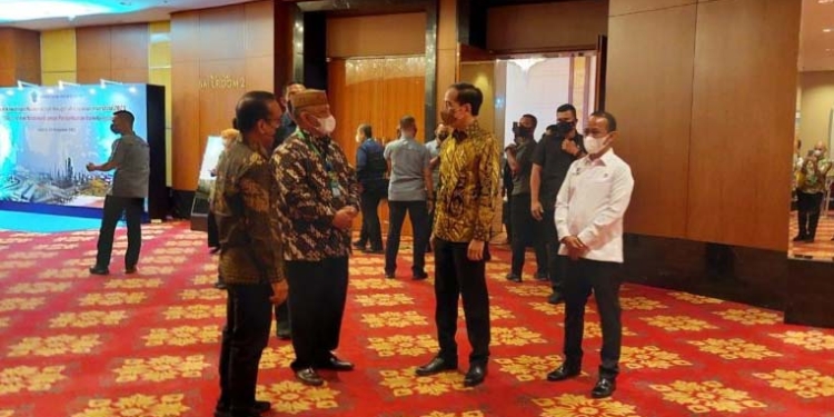 Gubernur Gorontalo Rusli Habibie saat berbincang dengan Presiden Joko Widodo saat menghadiri Rapat Koordinasi Nasional (Rakornas) Kementerian Investasi/Badan Koordinasi Penanaman Modal (BKPM) dan Anugerah Layanan Investasi 2021 di Jakarta, pada Rabu (24/11/2021). (Foto – ADC Gub)