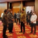 Gubernur Gorontalo Rusli Habibie saat berbincang dengan Presiden Joko Widodo saat menghadiri Rapat Koordinasi Nasional (Rakornas) Kementerian Investasi/Badan Koordinasi Penanaman Modal (BKPM) dan Anugerah Layanan Investasi 2021 di Jakarta, pada Rabu (24/11/2021). (Foto – ADC Gub)