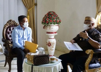Ketua Yayasan Putra Mandiri Raden Sahi saat audiensi dengan Gubernur Rusli Habibie guna membahas penyelenggaraan peringatan Hari Disabilitas Internasional (HDI) di Gorontalo,  di Rumah Jabatan, Jumat (19/11/2021). (Foto: Valen)