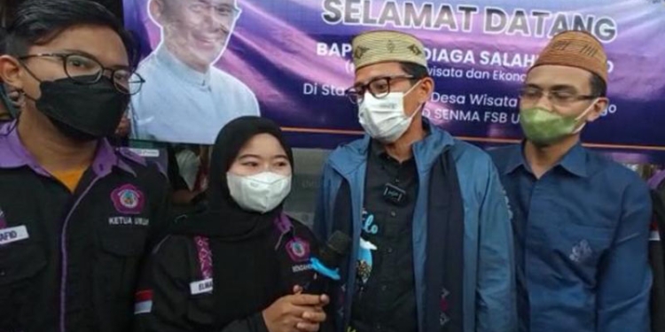 Menteri Pariwisata dan Ekonomi Kreatif (Menparekraf) Republik Indonesia, Sandiaga Salahuddin Uno meresmikan aplikasi religi Bubohu Bongo yang dibuat oleh tim Program Holistik Pembinaan dan Pemberdayaan Desa Senat Mahasiswa Fakultas Sastra dan Budaya Universitas Negeri Gorontalo, Sabtu (6/11/2021). (Foto Istimewa)