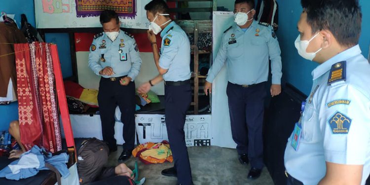 Kepala Divisi Pemasyarakatan Gorontalo, Bagus Kurniawan, bersama tim Satgas Kamtib Divisi Pemasyarakatan melakukan sidak di LPKA Gorontalo, Selasa (2/11/2021). (istimewa)