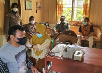 Pelaksanaan vaksinasi door to door yang dilaksakan secara kolaboratif oleh Polri, TNI, dan Pemerintah Kota Gorontalo. (dok. gopos.id)