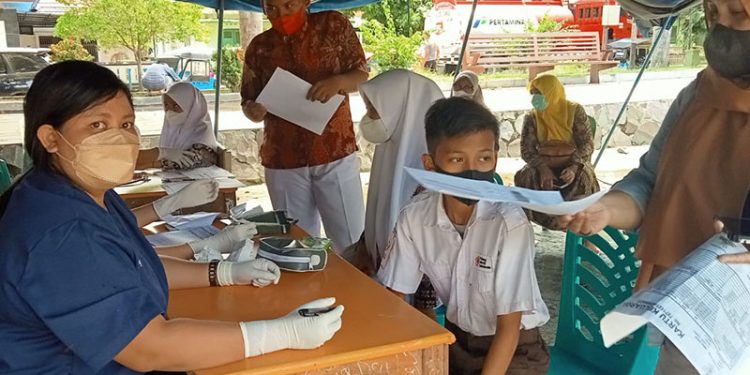 Vaksinasi bagi pelajar dan lansia yang berlangsung di Lapangan Taruna Remaja Kota Gorontalo, Rabu (17/11/2021). (sari/gopos.id)