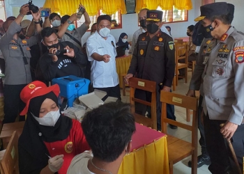 Kapolda Gorontalo, Irjen Akhmad Wiyagus didampingi Kapolres Bone Bolango AKBP Emile Reisitei Hartanto dan Bupati Bone Bolango, Hamim Pou serta jajaran Forkompimda Provinsi dan Kabupaten saat meninjau jalannya vaksinasi presisi yang dilaksanakan di SMA Negeri 1 Kabila. (Foto Indra/Gopos)