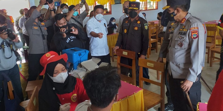 Kapolda Gorontalo, Irjen Akhmad Wiyagus didampingi Kapolres Bone Bolango AKBP Emile Reisitei Hartanto dan Bupati Bone Bolango, Hamim Pou serta jajaran Forkompimda Provinsi dan Kabupaten saat meninjau jalannya vaksinasi presisi yang dilaksanakan di SMA Negeri 1 Kabila. (Foto Indra/Gopos)