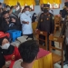 Kapolda Gorontalo, Irjen Akhmad Wiyagus didampingi Kapolres Bone Bolango AKBP Emile Reisitei Hartanto dan Bupati Bone Bolango, Hamim Pou serta jajaran Forkompimda Provinsi dan Kabupaten saat meninjau jalannya vaksinasi presisi yang dilaksanakan di SMA Negeri 1 Kabila. (Foto Indra/Gopos)