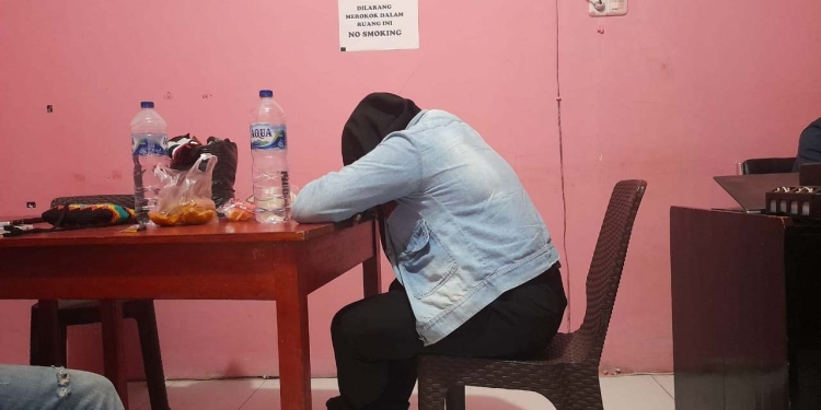 WAD (23) karyawan yang mencuri uang pemilik toko, saat dilakukan pemeriksaan. (Foto istimewa)