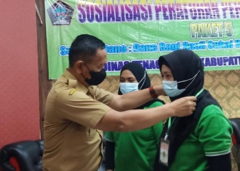 Pemberian kalung kepada calon PMI sebagai simbol dibukanya pelatihan, di Hotel Ilhami, Kabupaten Blitar, Senin (1/11/2021). (Foto: Ma'ruf/Gopos)