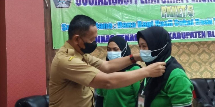 Pemberian kalung kepada calon PMI sebagai simbol dibukanya pelatihan, di Hotel Ilhami, Kabupaten Blitar, Senin (1/11/2021). (Foto: Ma'ruf/Gopos)
