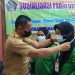 Pemberian kalung kepada calon PMI sebagai simbol dibukanya pelatihan, di Hotel Ilhami, Kabupaten Blitar, Senin (1/11/2021). (Foto: Ma'ruf/Gopos)