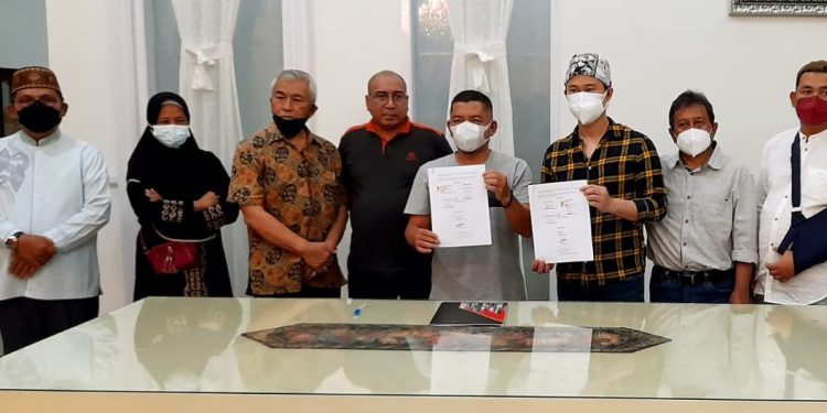 SENGKETA MEDIK - Foto bersama Wali Kota Gorontalo, Marten Taha (Kiri) saat menyaksikan pihak keluarga dan pihak rumah sakit berdamai usai menandatangani perjanjian kasus selesai. (Foto istimewa)