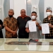 SENGKETA MEDIK - Foto bersama Wali Kota Gorontalo, Marten Taha (Kiri) saat menyaksikan pihak keluarga dan pihak rumah sakit berdamai usai menandatangani perjanjian kasus selesai. (Foto istimewa)