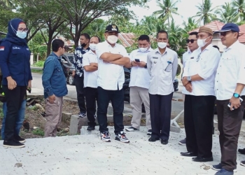 Wakil Bupati Gorontalo saat melakukan monitoring dan evaluasi proyek Pemulihan Ekonomi Nasional di Kabupaten Gorontalo, Rabu (03/11/2021). (Foto: Abin/Gopos)