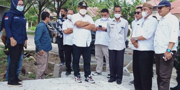 Wakil Bupati Gorontalo saat melakukan monitoring dan evaluasi proyek Pemulihan Ekonomi Nasional di Kabupaten Gorontalo, Rabu (03/11/2021). (Foto: Abin/Gopos)