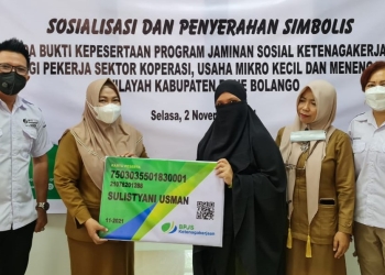 Sosialisasi sekaligus penyerahan simbolis tanda bukti kepesertaan program Jamsostek bagi pelaku sektor koperasi, usaha mikro kecil dan menengah di wilayah Kabupaten Bone Bolango, di ruang Multi Fungsi MPP Bone Bolango, Selasa (2/11/2021). (Foto istimewa)
