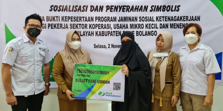 Sosialisasi sekaligus penyerahan simbolis tanda bukti kepesertaan program Jamsostek bagi pelaku sektor koperasi, usaha mikro kecil dan menengah di wilayah Kabupaten Bone Bolango, di ruang Multi Fungsi MPP Bone Bolango, Selasa (2/11/2021). (Foto istimewa)