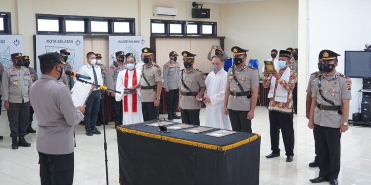 AKBP Suka Irawanto S.I.K., M.Si., Kapolres Gorontalo Kota,  lantik tiga pejabat baru, Selasa (9/11/2021). Foto: Humas