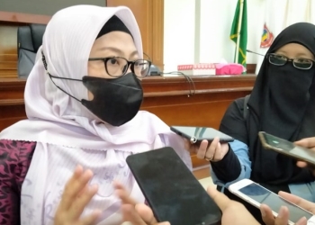 Ketua Komisi II DPRD Provinsi Gorontalo, Espin Tulie saat diwawancarai awak media, Selasa (9/11/2021) (muhajir/gopos)