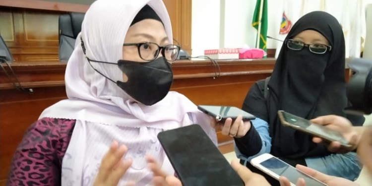 Ketua Komisi II DPRD Provinsi Gorontalo, Espin Tulie saat diwawancarai awak media, Selasa (9/11/2021) (muhajir/gopos)