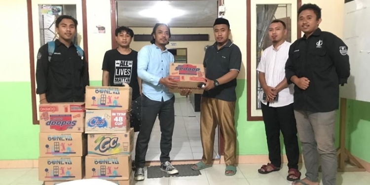 Senma FH UNG bersama Dosen menyerahkan bantuan secara simbolik kepada aparat desa yang terdampak banjir untuk kemudian disalurkan kepada masyarakat, Senin (8/11/2021) (istimewa)