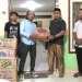 Senma FH UNG bersama Dosen menyerahkan bantuan secara simbolik kepada aparat desa yang terdampak banjir untuk kemudian disalurkan kepada masyarakat, Senin (8/11/2021) (istimewa)