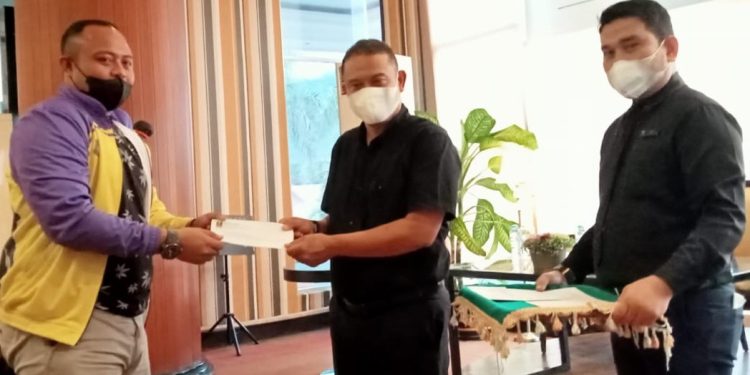 Nikson Tahir (tengah), Direktur operasional Grand Q Hotel, sedang menyerahkan hadiah berupa voucher menginap kepada atlet penyumbang medali emas cabang olahraga sepak takraw, PON XX Papua, Kamis (11/11/2021). (Foto: Sari/gopos)
