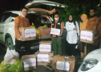 DPW Asosiasi Guru Pendidikan Agama Islam Provinsi Gorontalo saat membagikan bantuan untuk korban banjir bandang di Kecamatan Tibawa (Foto Istimewa)