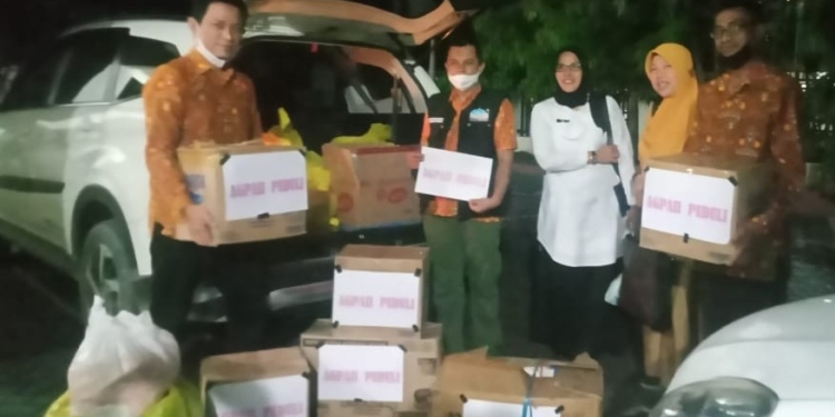DPW Asosiasi Guru Pendidikan Agama Islam Provinsi Gorontalo saat membagikan bantuan untuk korban banjir bandang di Kecamatan Tibawa (Foto Istimewa)