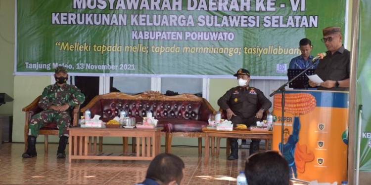 Bupati Pohuwato Saipul A. Mbuinga saat memberikan sambutan pada acara pembukaan Musyawarah Daerah Kerukunan Keluarga Sulawesi Selatan (KKSS) Kabupaten Pohuwato, bertempat di Tanjung Maleo, Desa Maleo, Kecamatan Paguat, Kabupaten Pohuwato. Sabtu (13/11/2021). (Istimewa)