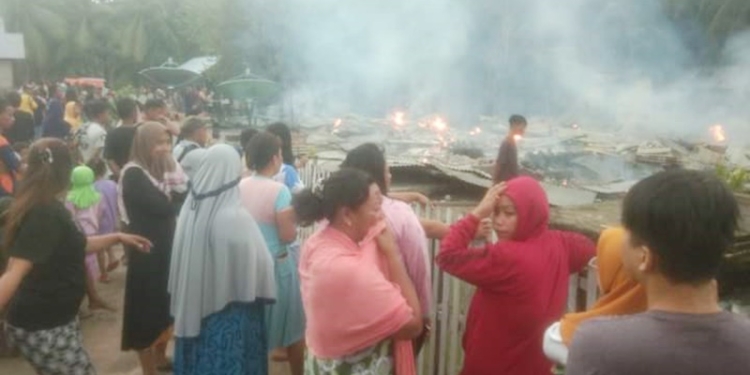 Dua rumah milik nelayan di Desa Dulupi, Kecamatan Dulupi, Kabupaten Boalemo hangus dilalap si jago merah, Selasa dini hari (16/11/2021). Kondisi rumah rata dengan tanah, (istimewa)