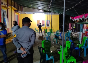 Aparat Kepolisian Polsek kota Timur membubarkan pertandingan badminton di Lapangan Badminton Trisaka, Kelurahan Heledulaa Utara, Kecamatan Kota Timur, Kota Gorontalo, Jumat (19/11/2021). (istimewa)