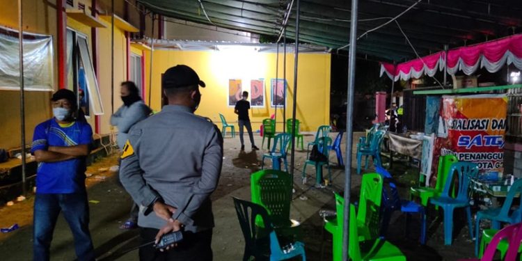 Aparat Kepolisian Polsek kota Timur membubarkan pertandingan badminton di Lapangan Badminton Trisaka, Kelurahan Heledulaa Utara, Kecamatan Kota Timur, Kota Gorontalo, Jumat (19/11/2021). (istimewa)