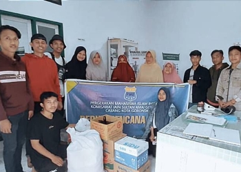 PMII Komisariat IAIN Gorontalo saat menyerahkan bantuan di pondok pesantren Al-fatwa Isimu. Minggu, (21/11/20021).