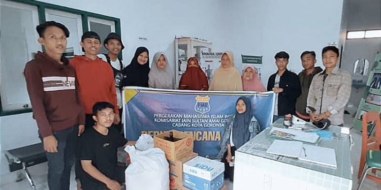 PMII Komisariat IAIN Gorontalo saat menyerahkan bantuan di pondok pesantren Al-fatwa Isimu. Minggu, (21/11/20021).